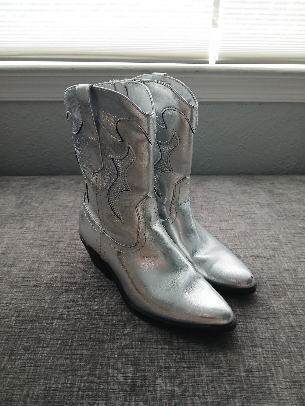 •No Boundaries• Silver Metallic Western Heeled Boots - Picture 4 of 7